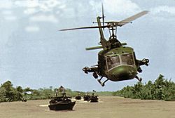 Archivo:UH-1E of HAL-3 escorting PBRs in Vietnam c1968