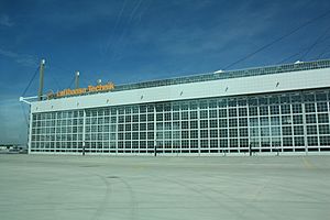 Archivo:2011 MUC Airport Lufthansa Wartungshalle