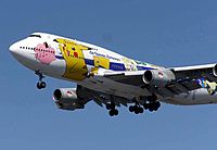 Archivo:ANA Boeing 747-481 (JA8962) in Pokémon livery