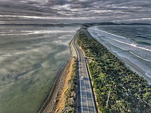 Archivo:Aerial perspective of the isthmus of Bruny Island