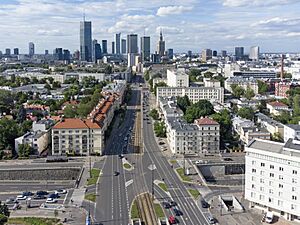 Archivo:Aleja Niepodległości Warsaw 2022 aerial