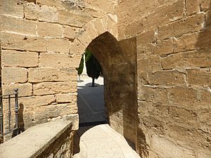 Archivo:Arco junto a la iglesia gótica de San Miguel, en Castellote, Teruel, Aragón, España
