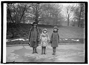 Archivo:Baby Peggy with Frances & Gene Quirk of N.Y. at W.H. (i.e., White House, Washington, D.C.), 2-2-25 LCCN2016850023