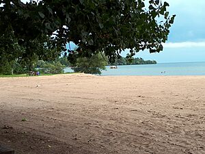 Archivo:Beach area Lake Simcoe Mara Prov Park ON 20180809 191657