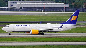 Archivo:Berlin Brandenburg Airport Icelandair Boeing 737-8 MAX TF-ICN (DSC07280)
