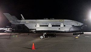 Archivo:Boeing X-37B after landing at Vandenberg AFB, 3 December 2010