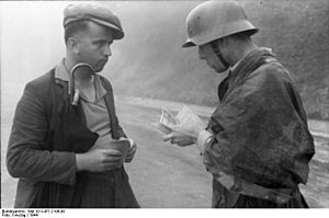 Archivo:Bundesarchiv Bild 101I-477-2106-08, Bei Mailand, Soldat Zivilisten kontrollierend