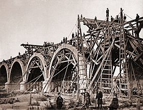 Archivo:Construcción del Puente de los Franceses (Charles Clifford)