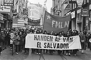 Archivo:Demonstratie in Amsterdam tegen Amerikaanse inmenging in El Salvador , demonstra, Bestanddeelnr 931-3208