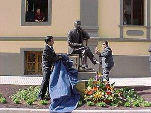 Archivo:Descubrimiento estatua Manuel Velázquez Cabrera