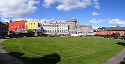 Archivo:Dublin-Castle-Green-Park-2012