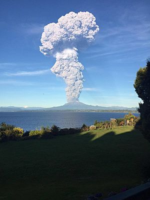 Archivo:Erupción Volcán Calbuco 2015