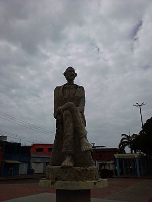 Archivo:Estatua Jesús "bombon" Reyes