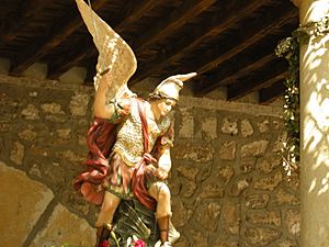 Archivo:Estatua de San Miguel Arcángel Pedrezuela