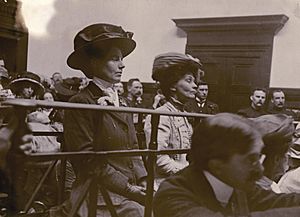 Archivo:Evelina Haverfield and Emmeline Pankhurst in court, c.1909. (22505669257)