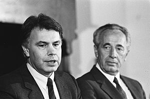 Archivo:Felipe González en Simon Peres (1986)