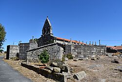 Igrexa de Santiago de Garabelos do Bouzo, Baltar 5.jpg
