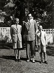 Archivo:Juan Carlos de Borbón junto a su padre y su hermano Alfonso (1 de 1) - Fondo Marín-Kutxa Fototeka