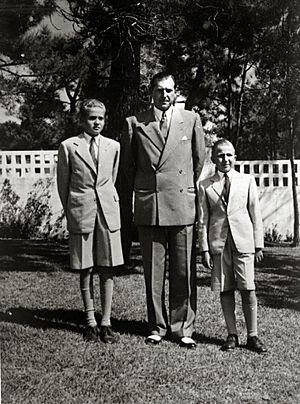 Archivo:Juan Carlos de Borbón junto a su padre y su hermano Alfonso (1 de 1) - Fondo Marín-Kutxa Fototeka