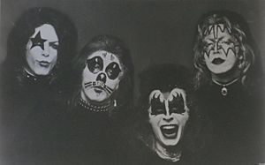 Archivo:Kiss debut album photo session (1974)
