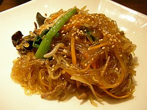 Archivo:Korean cuisine japchae