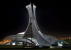Archivo:Le Stade Olympique de Montréal Nuit Arriere-Gauche