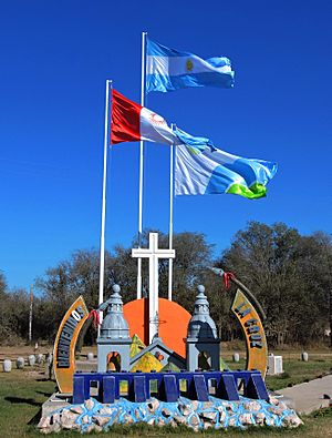 Archivo:Monumento de ingreso a La Cruz