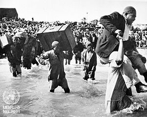 Archivo:Palestine refugees initially displaced to Beach camp in Gaza board boats to Lebanon or Egypt during the 1948 war.