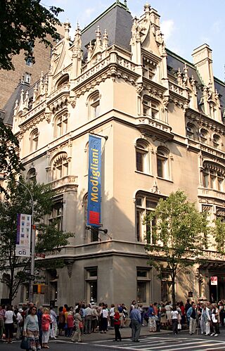 People outside The Jewish Museum - 2004 Museum Mile Festival.jpg