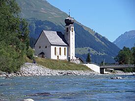Pfarrkirche Bach - Vordergrund Lech.jpg