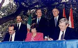 Archivo:President Bush, Canadian Prime Minister Brian Mulroney and Mexican President Carlos Salinas participate in the... - NARA - 186460