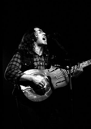 Archivo:Rory Gallagher and resonator guitar