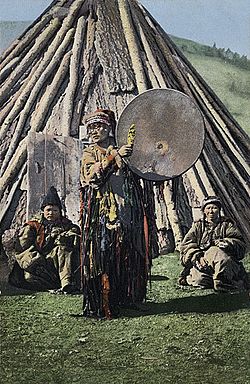 Archivo:SB - Altay shaman with drum