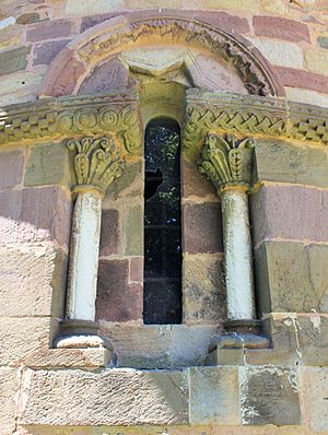 Archivo:San Esteban de Aramil-ventana absidal-2