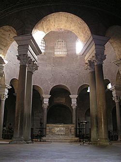 Archivo:Santa Costanza Interior