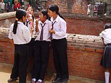 Archivo:School girls in Bhaktapur