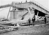 Archivo:Silver Bridge collapsed, Ohio side