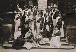Archivo:Suffragettes with tartan sashes, c.1908. (22302489623)