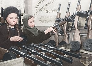 Archivo:Two little girls assemble submachine guns during the siege of Leningrad, 1943. (46089025944)