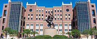Archivo:Unconquered Statue and south entrance of Doak Campbell Stadium
