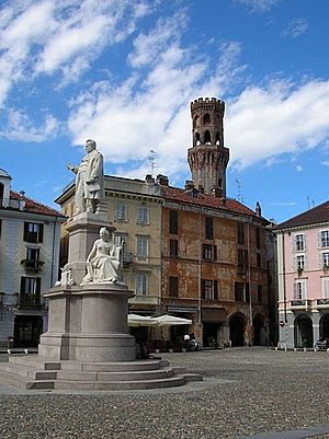 Archivo:Vercelli-Piazza Cavour