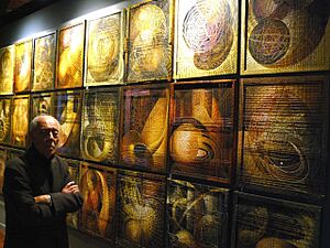 Archivo:Vicente Gómez delante de su obra 3ª serie de la abstracción geométrica