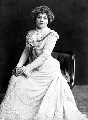 Viola Allen seated.jpg