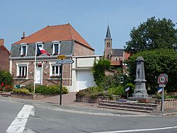 Wittes (Pas-de-Calais, Fr) mairie et monument aux morts.JPG