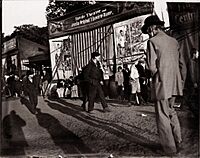 Zille, Heinrich - Rummel, vor dem Hunde-Theater (Zeno Fotografie)