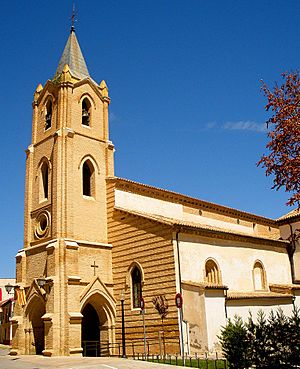 Archivo:Zuera - Iglesia de San Pedro Apóstol 01