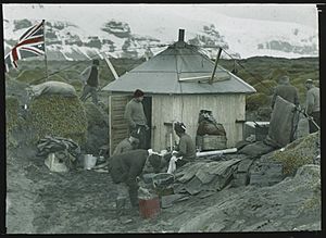 Archivo:(The abode of science on Heard Island, BANZARE, 1929) (6173425701)