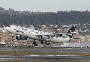 Archivo:Airbus A340 - Lufthansa - 001