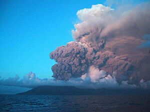 Archivo:Anatahan volcano 05 2003