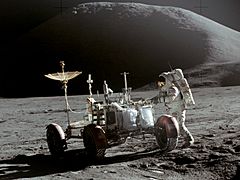 Archivo:Apollo 15 Lunar Rover and Irwin